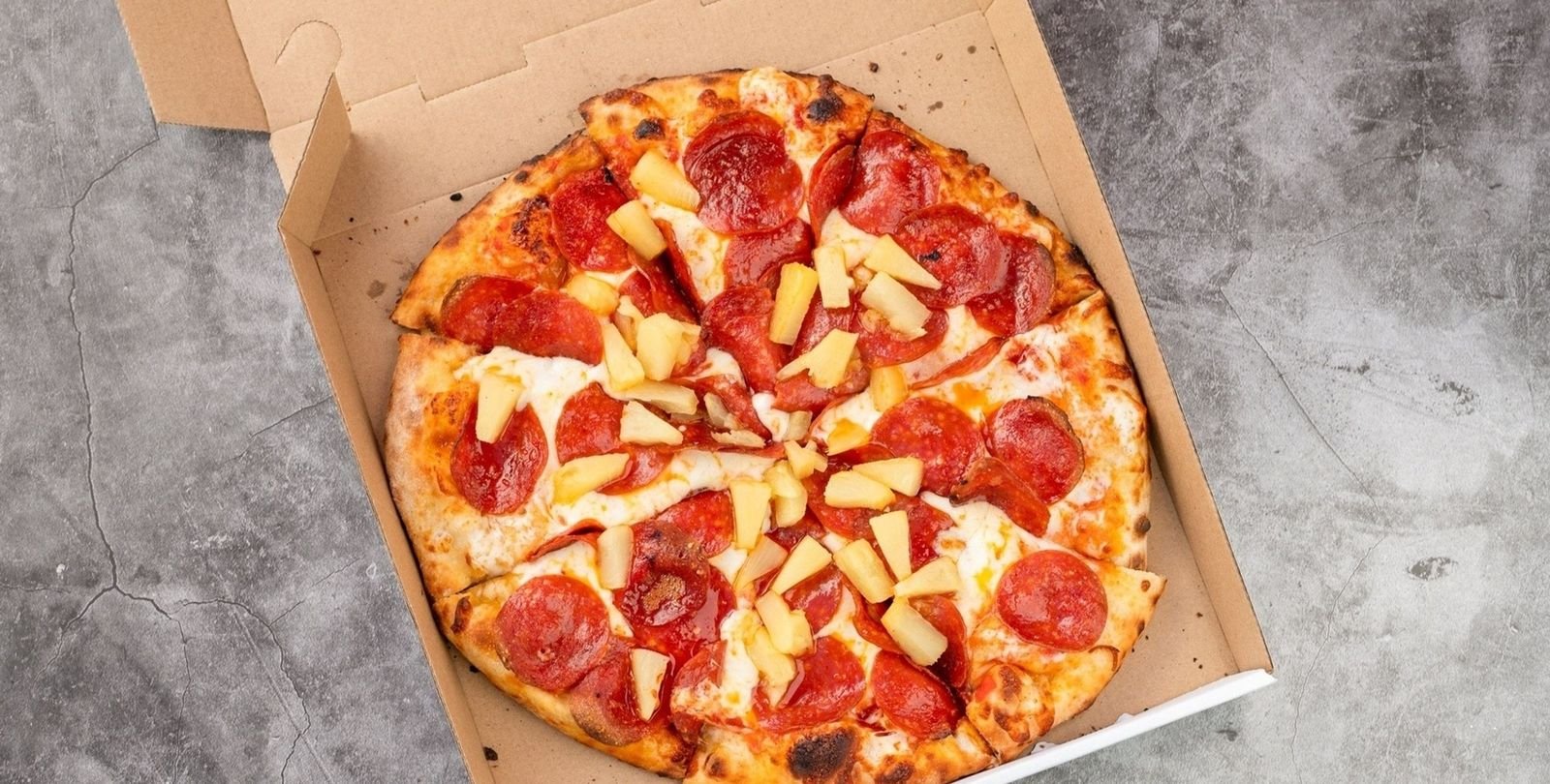 Californian Pizza, pepperoni, pineapple