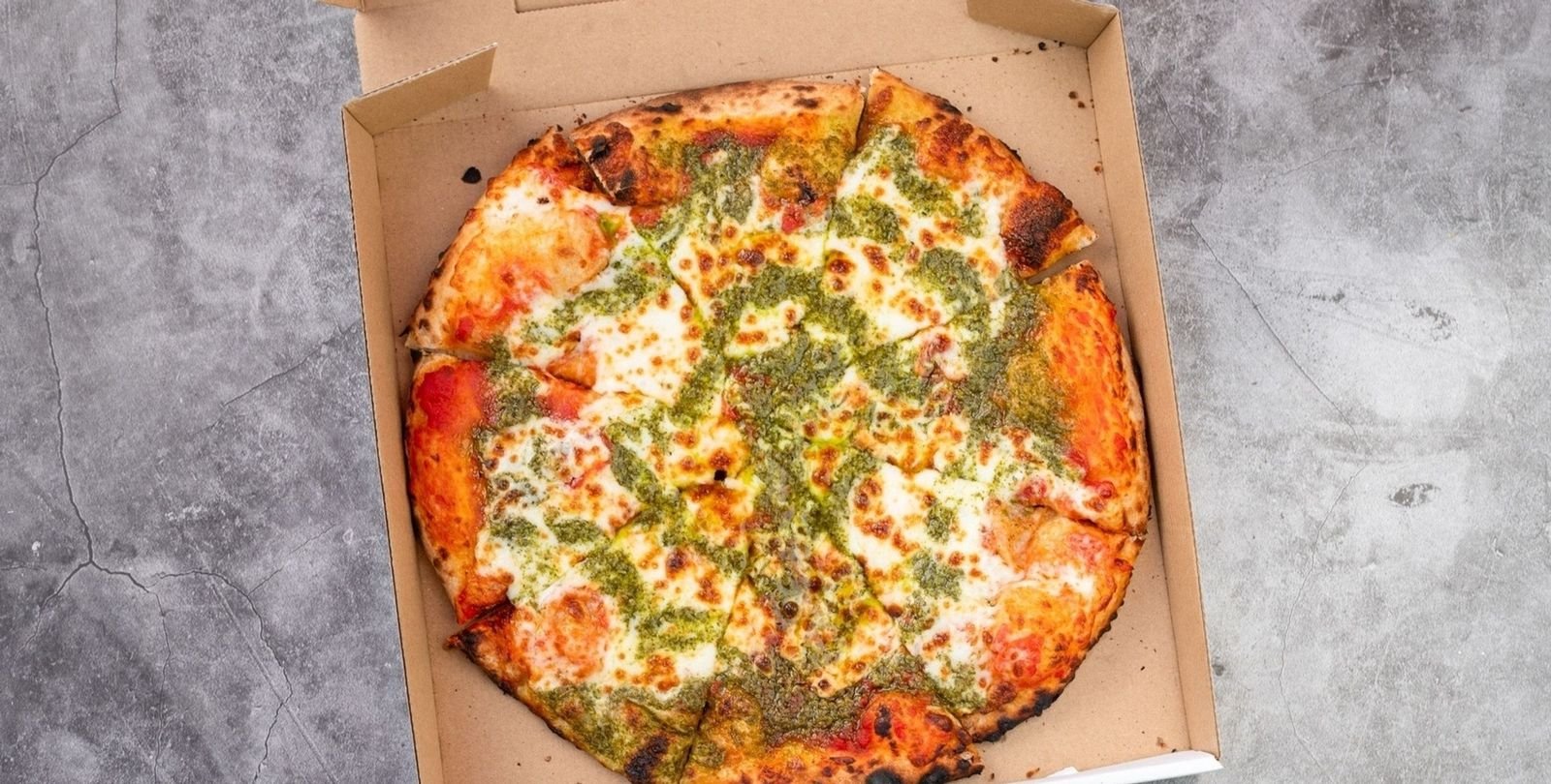 Margherita Pizza, mozzarella, basil pesto